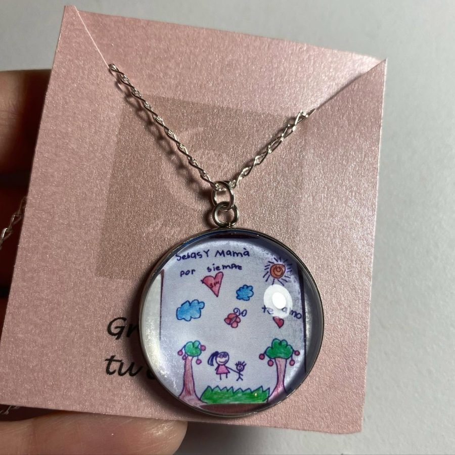 Dije con el dibujo de un niño: «Sebas y Mamá por siempre», con árboles, nubes y un corazón.