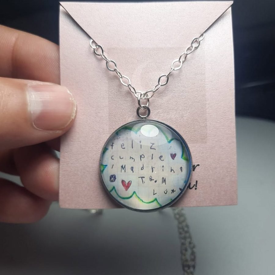 Collar con una nota escrita a mano por un niño que dice «Feliz cumple mami, te amo».